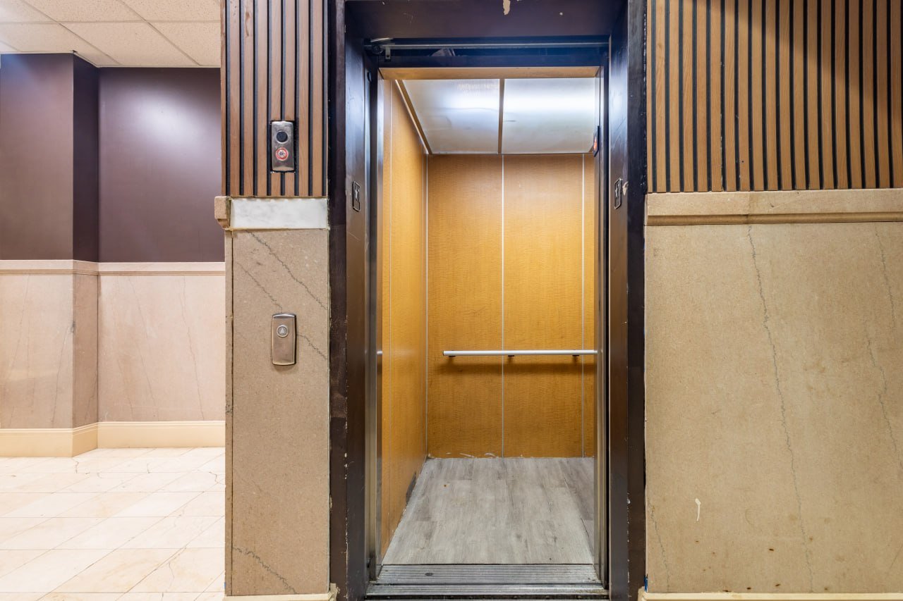Passenger elevator serving all floors