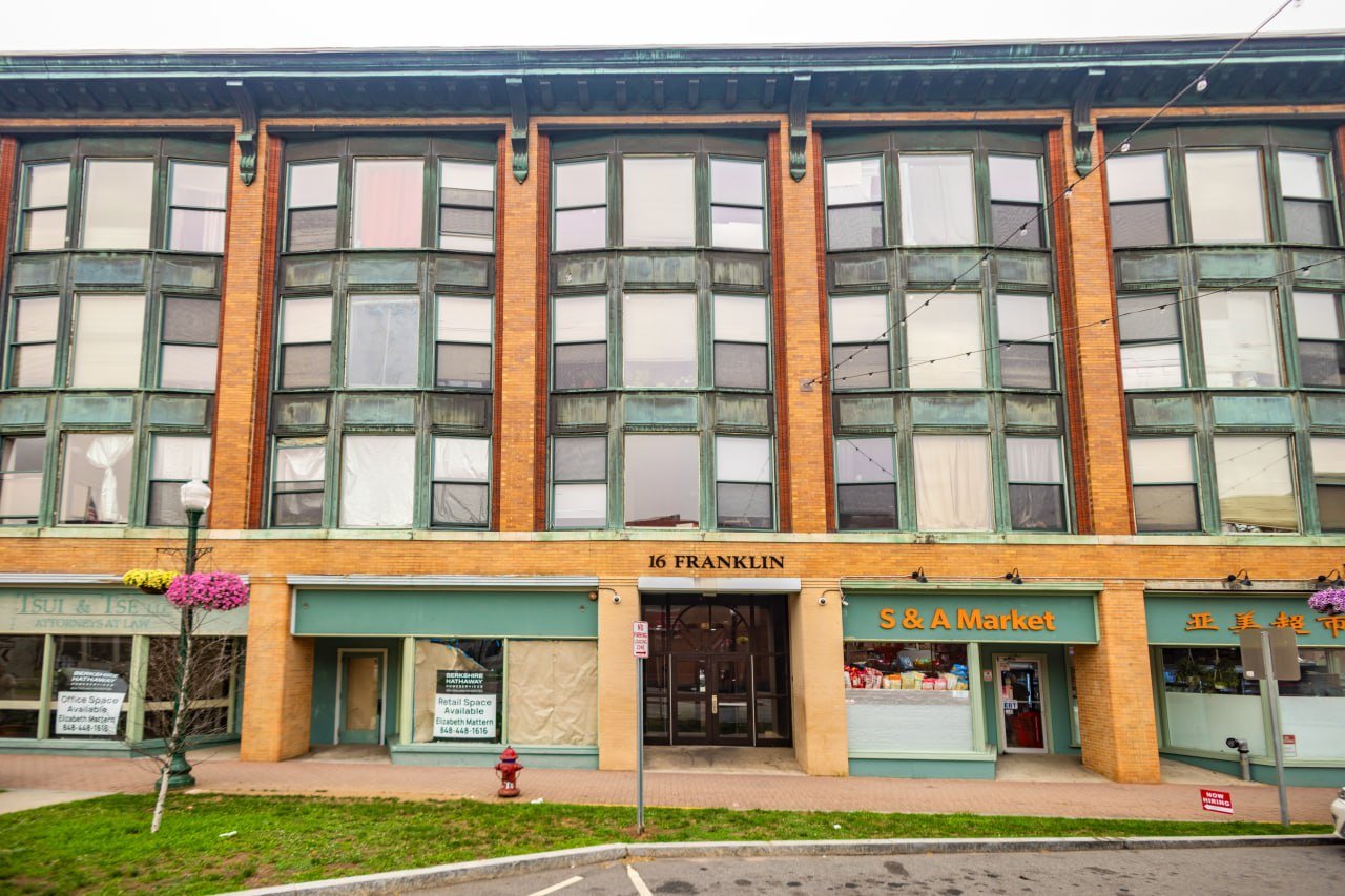 Full front facade of Thayer Apartments at 16 Franklin St, Norwich